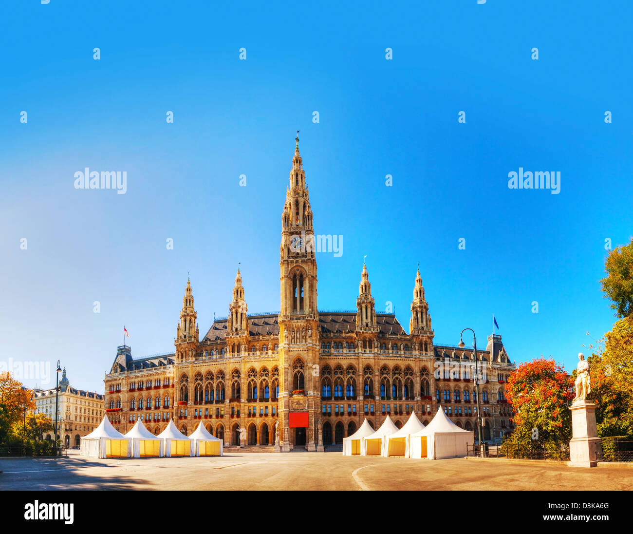 Il Rathaus (Municipio) di Vienna in Austria in una giornata di sole. Il Rathaus serve come sede sia del sindaco e consiglio comunale. Foto Stock