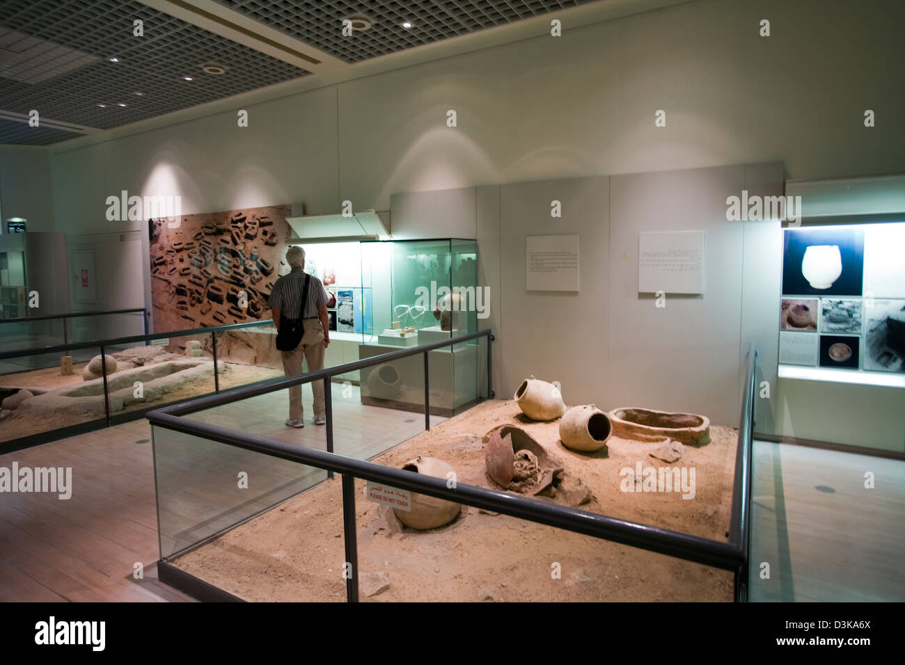 Oggetti in esposizione presso il Museo Nazionale del Bahrain, Manama, Bahrain Foto Stock