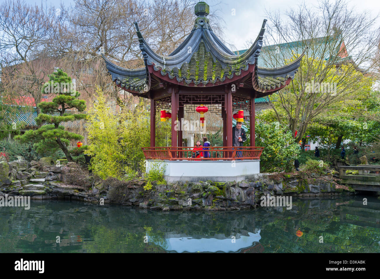 Pagoda e stagno, Dr Sun Yat Sen Parco e giardini, Chinatown, Vancouver, British Columbia, Canada Foto Stock