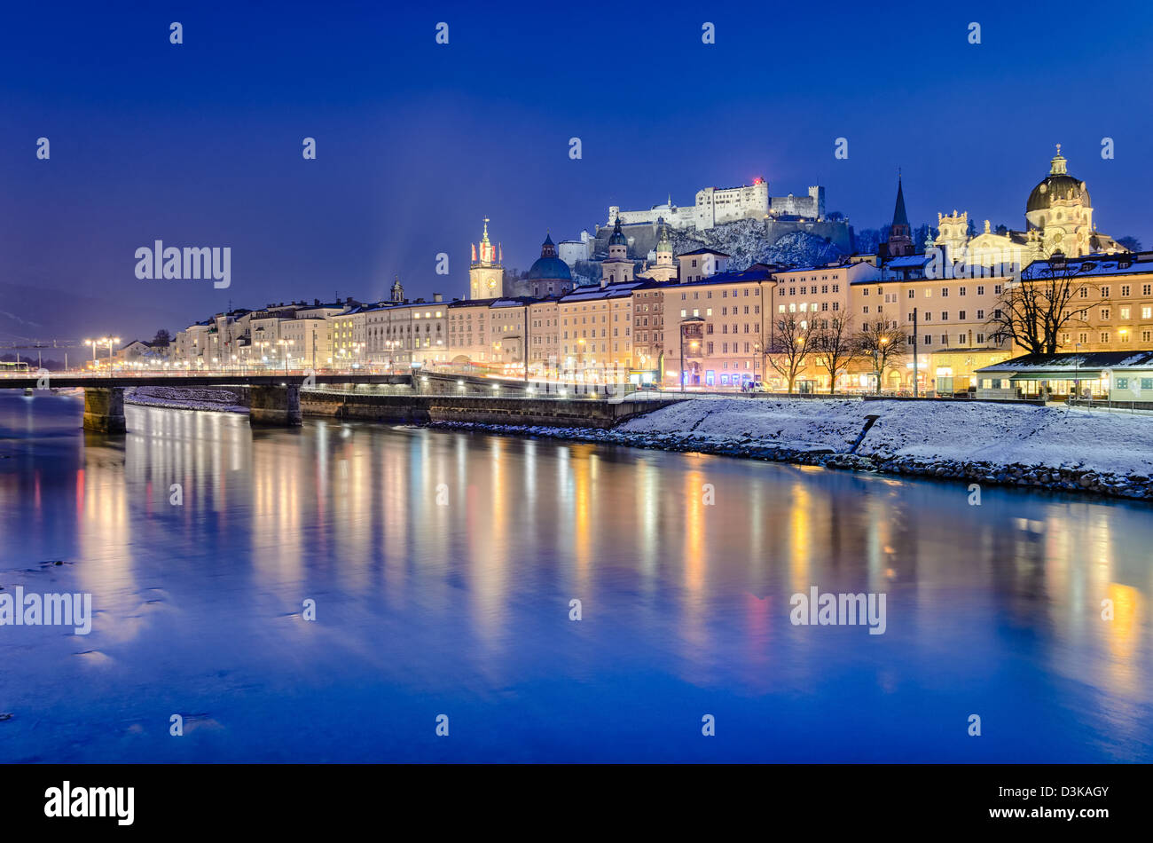 Vista di Salisburgo di notte attraverso il fiume Salzach, Austria Foto Stock