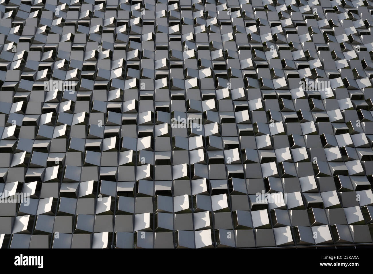 Il parcheggio di Charles Street a Sheffield, Inghilterra, conosciuto come "The Cheese Grater". Design pluripremiato per l'edificio in metallo Foto Stock