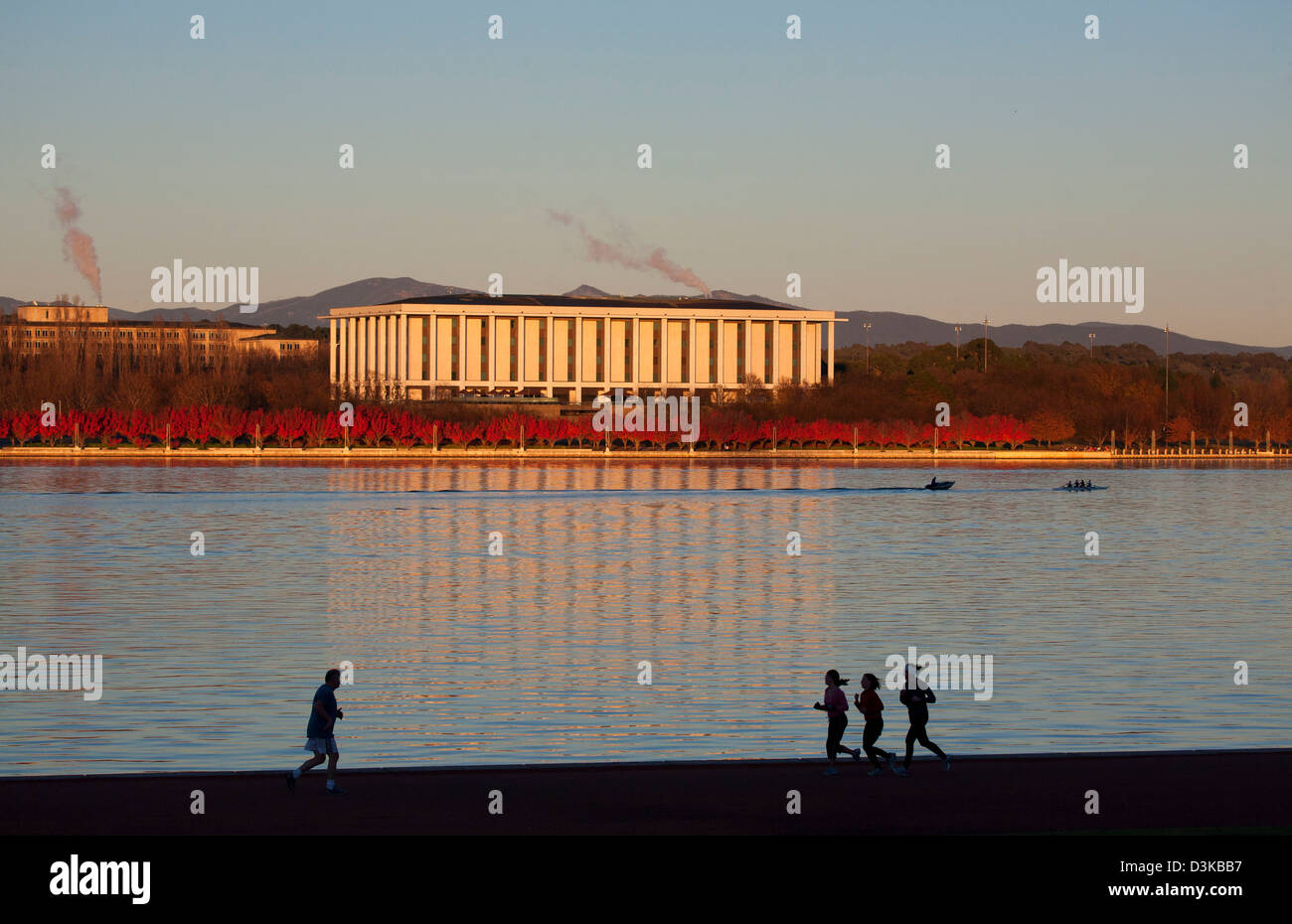 Per gli amanti del jogging uno passato alla Biblioteca Nazionale di Australia in early morning light Canberra Australia Foto Stock