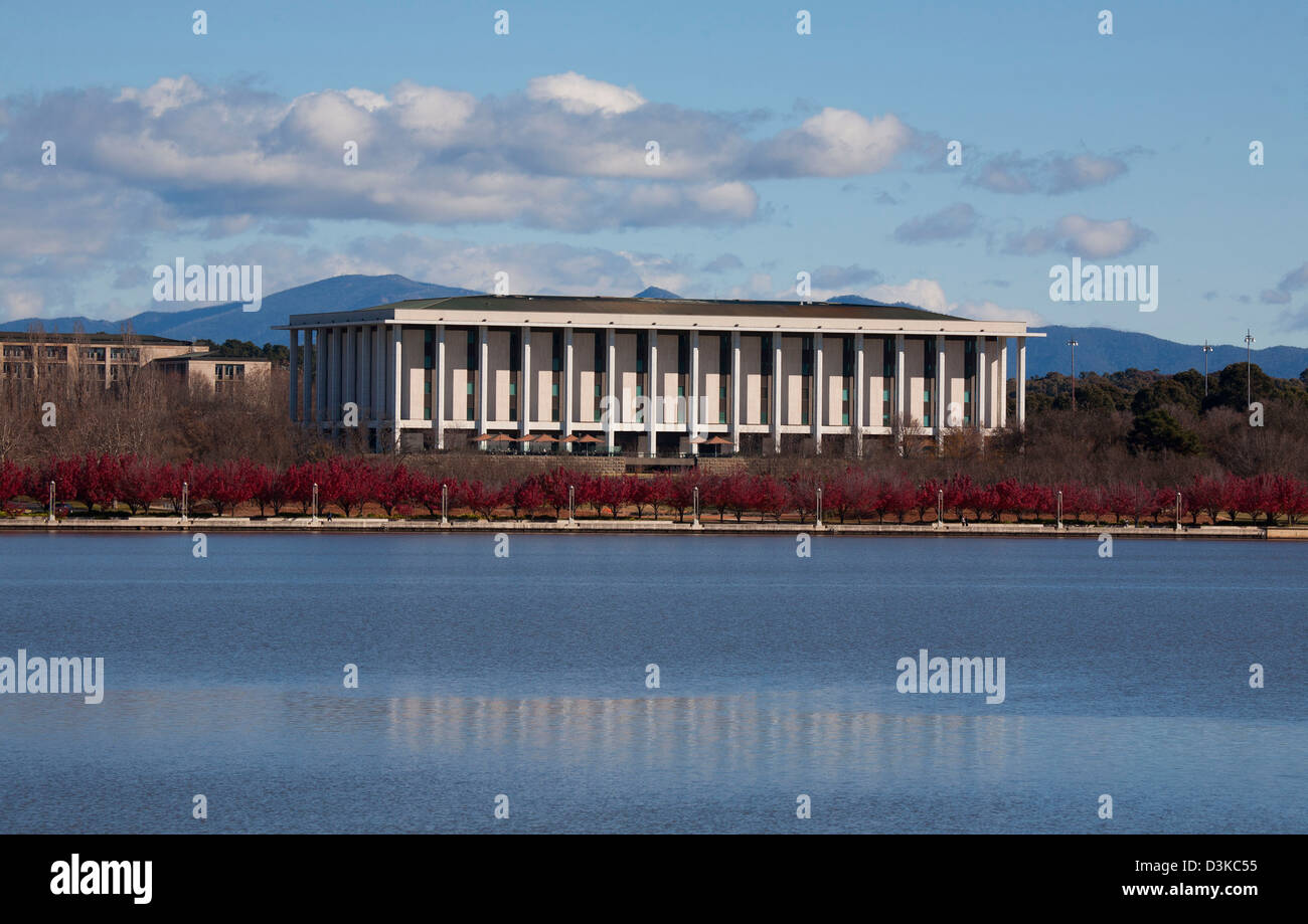 Biblioteca nazionale di Australia edificio con lago Burley Griffin in primo piano Canberra Australia Foto Stock