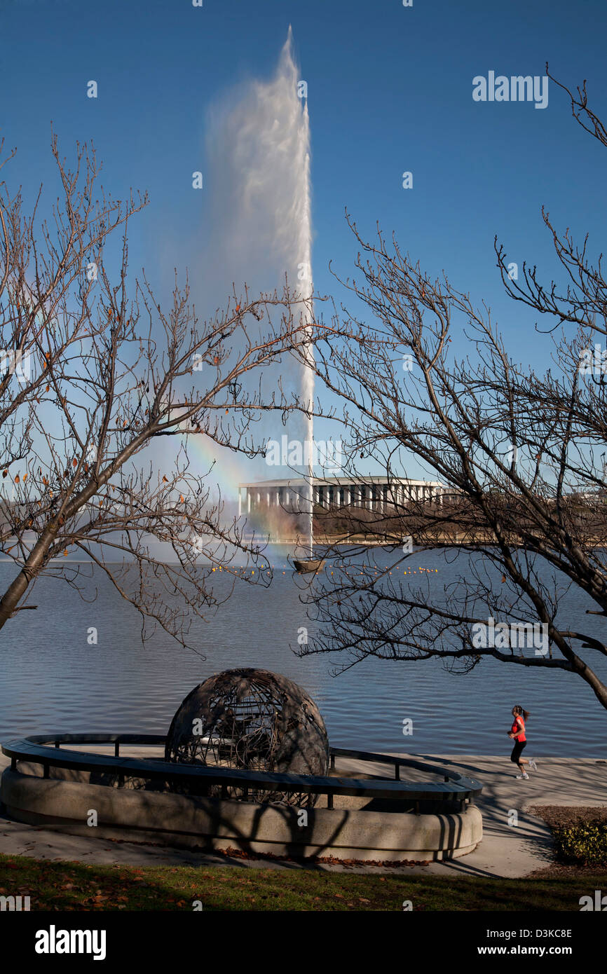 Pareggiatore femmina passante globo di scheletro di scultura e Captain Cook Memorial a getto di acqua di lago Burley Griffin Canberra Australia Foto Stock