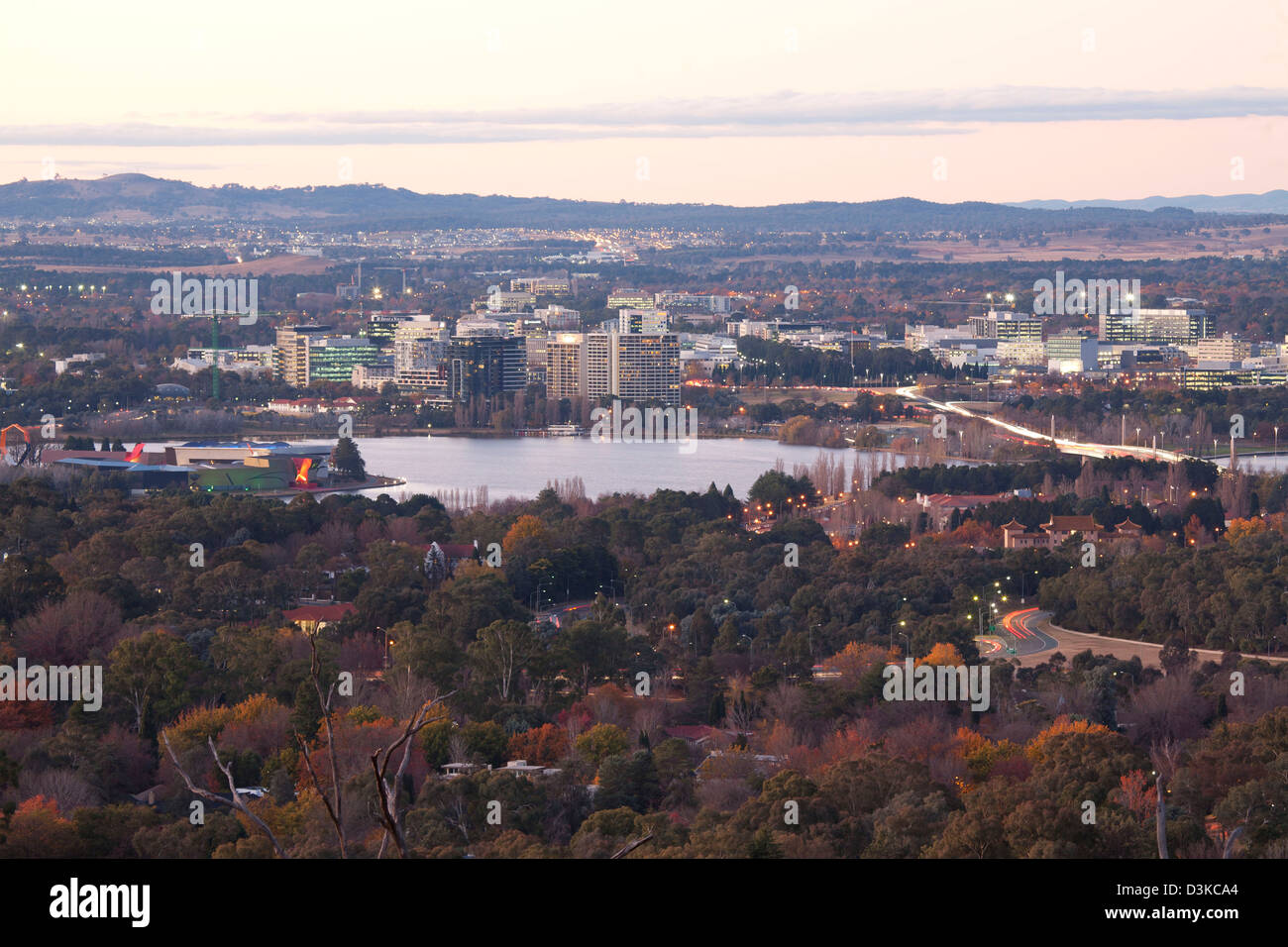 Elevata vista aerea di Canberra CBD di al tramonto a Canberra in Australia Foto Stock