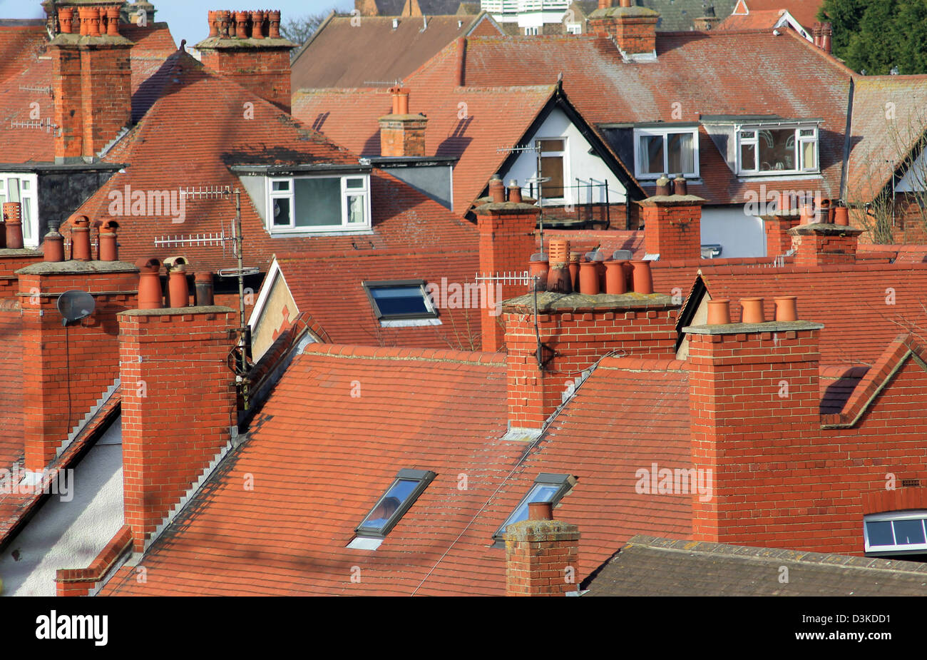 Tetti di tegole rosse delle case moderne in Scarborough, in Inghilterra. Foto Stock