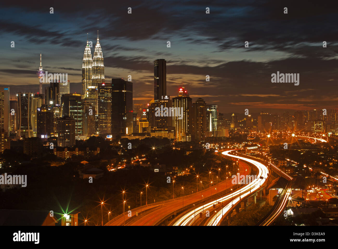 Il centro cittadino di Kuala Lumpur durante le ore di colore blu. Foto Stock