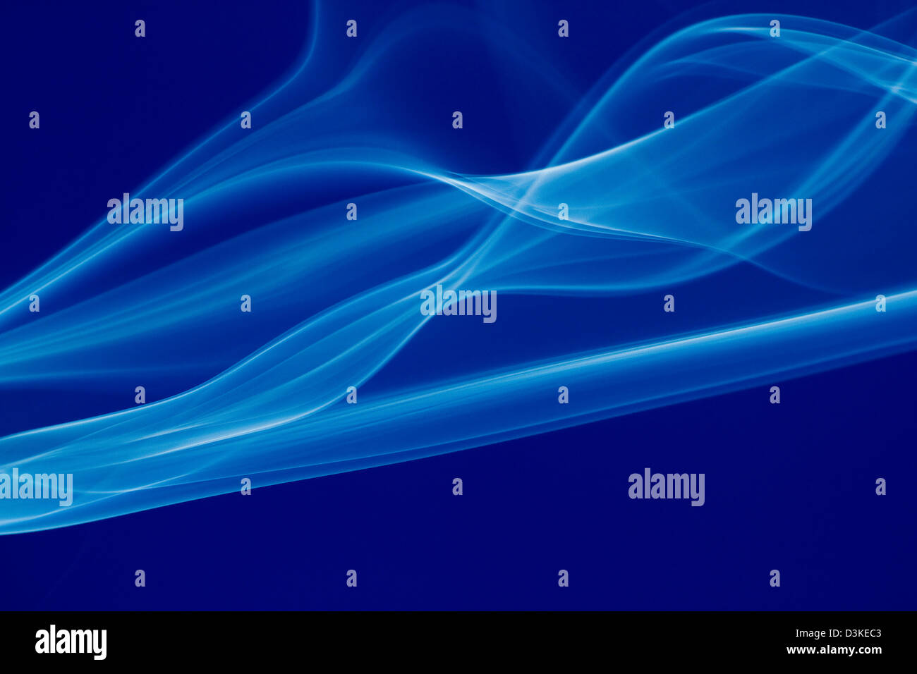 Fumo blu su sfondo blu Foto Stock