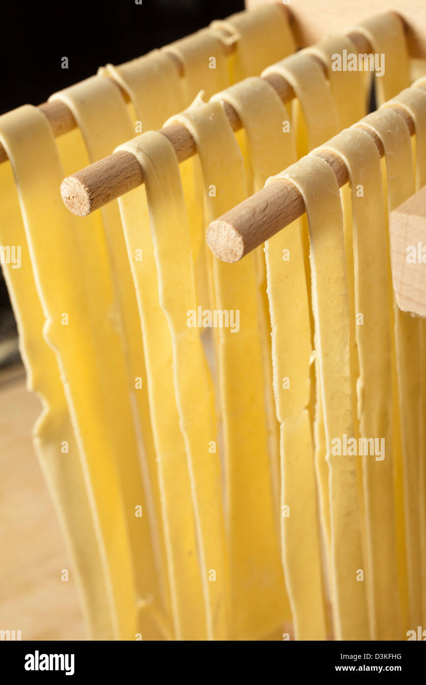 Fresche spaghetti di semola appesi ad asciugare Foto Stock
