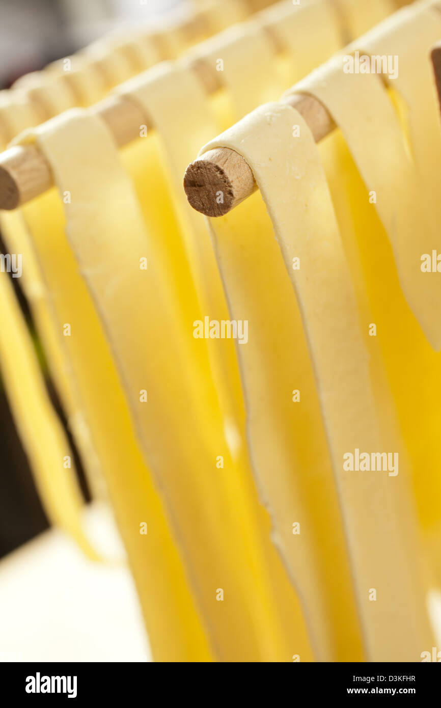Fresche spaghetti di semola appesi ad asciugare Foto Stock