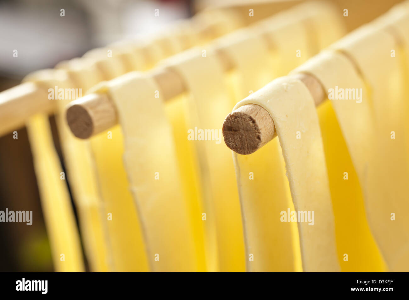 Fresche spaghetti di semola appesi ad asciugare Foto Stock