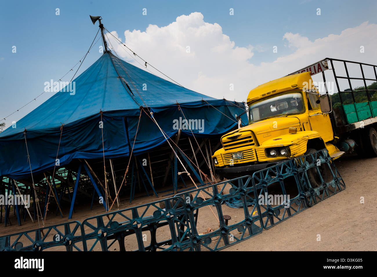 Il Circo Brasilia tenda piantato su un sito di circo in un villaggio vicino a Apopa, El Salvador. Foto Stock