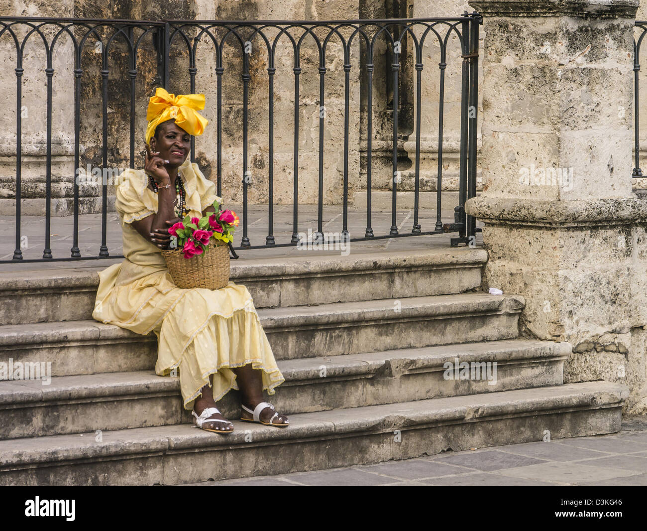 Donna cubana vestito a nove per attrarre i turisti che scattare foto con lei per la quale essa riceve il denaro in Havana, Cuba Foto Stock