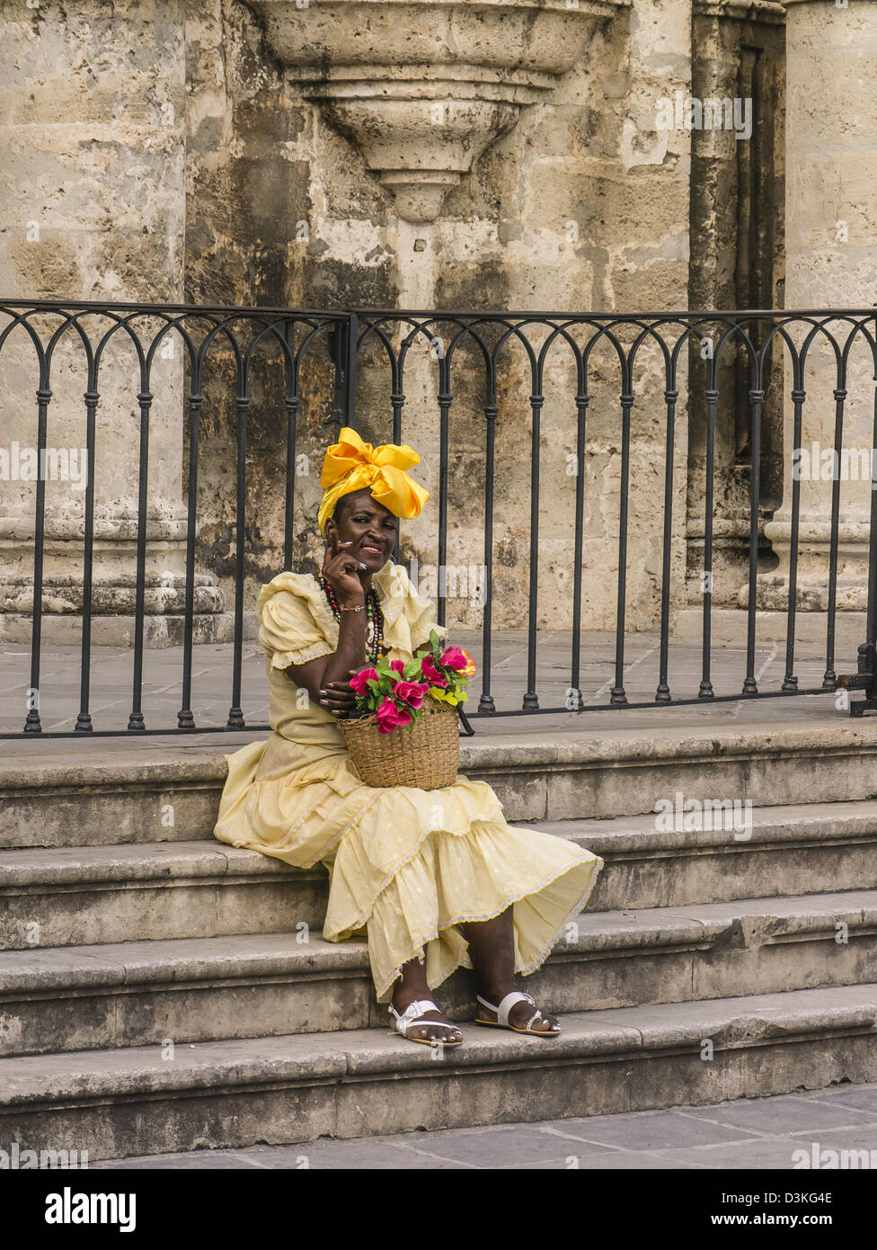 Donna cubana vestito a nove per attrarre i turisti che scattare foto con lei per la quale essa riceve il denaro in Havana, Cuba Foto Stock