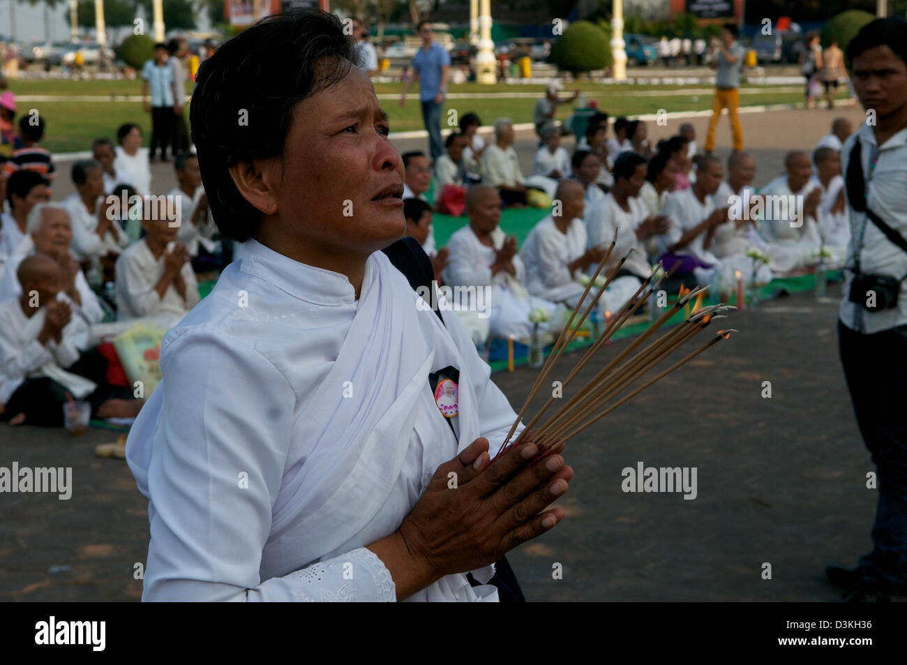 I cambogiani piangono la perdita del Re Norodom Sihanouk di fronte al Palazzo Reale di Phnom Penh Cambogia. Credito: Kraig Lieb Foto Stock