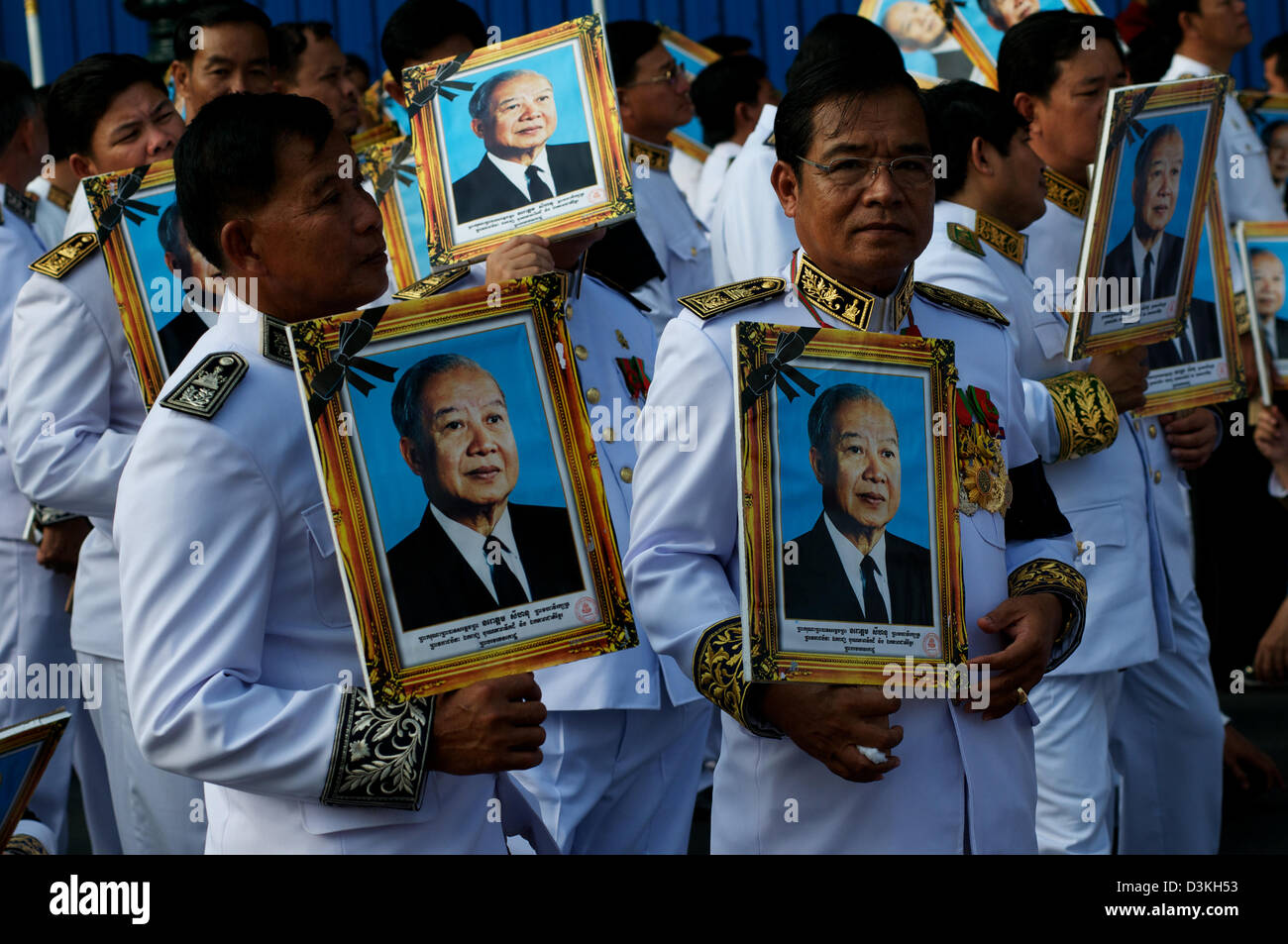 Il Khmer ufficiali militari piangono la perdita del Re Norodom Sihanouk durante una processione in Suo onore, Phnom Penh Cambogia. Credito: Kraig Lieb Foto Stock