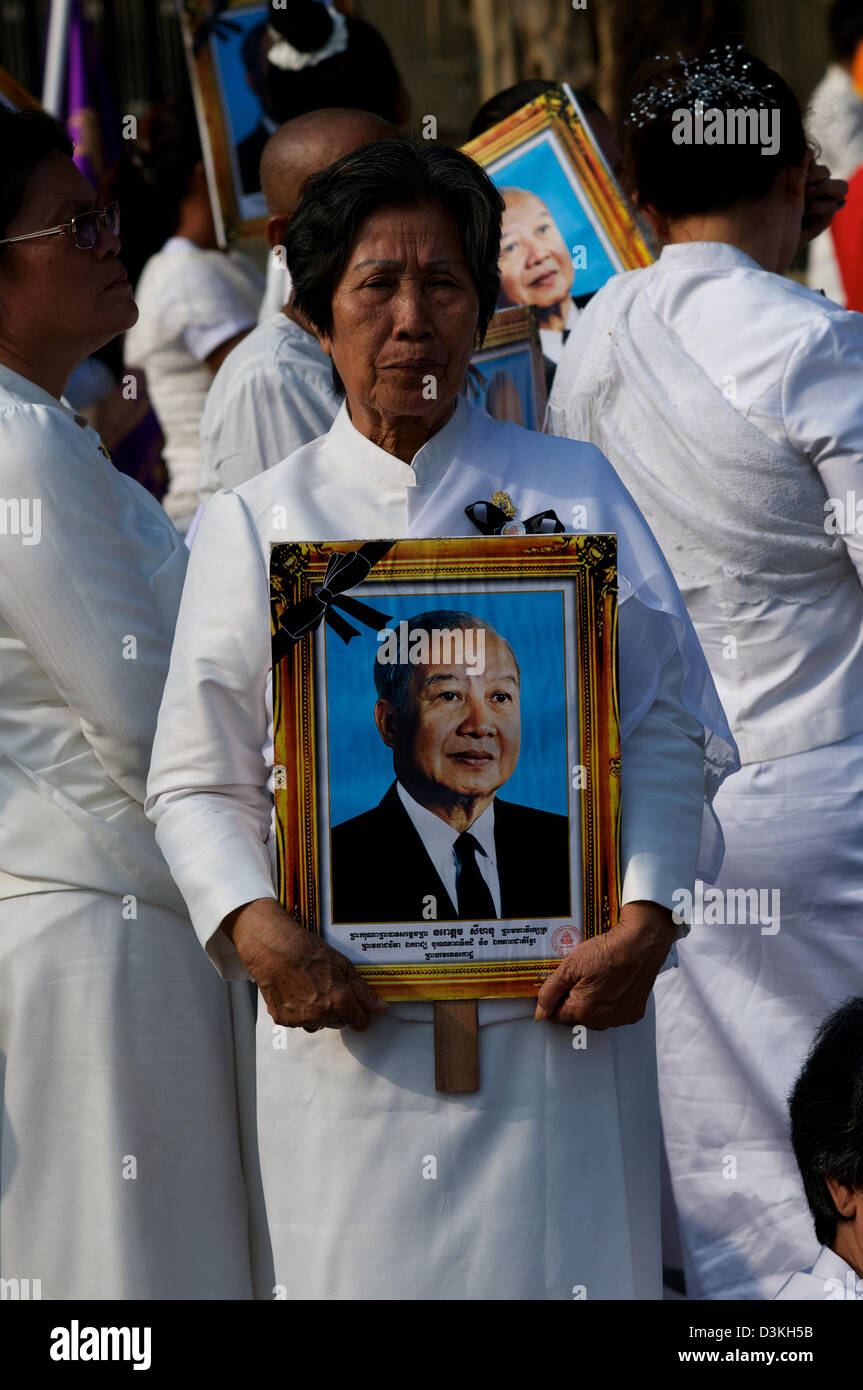 I cambogiani piangono la perdita del re Norodom Sihanouk durante una processione in suo onore, Phnom Penh, Cambogia. © Kraig Lieb Foto Stock