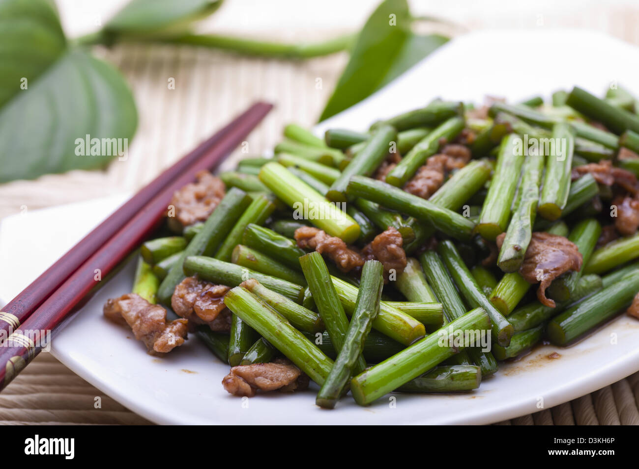 Cucina cinese - mescolare aglio fritto scape e shredded carne di maiale Foto Stock