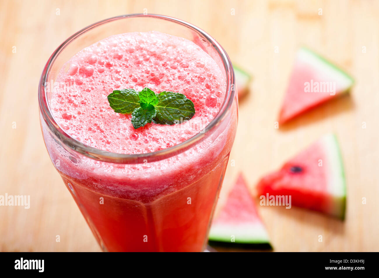 Un bicchiere di fresco frullato di anguria Foto Stock