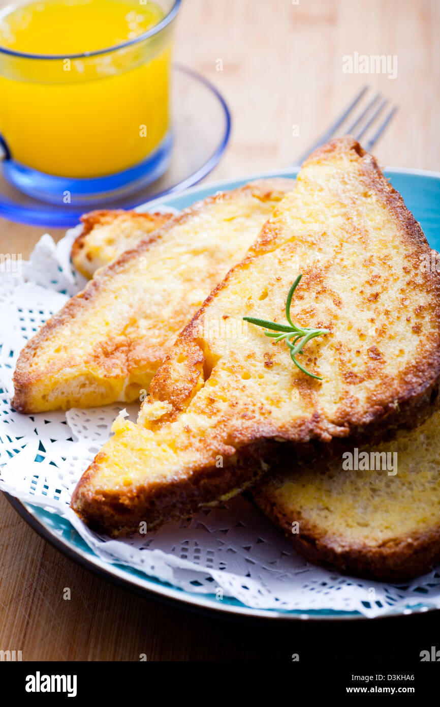 La prima colazione - fette di pane tostato con marmellata e succo di arancia Foto Stock