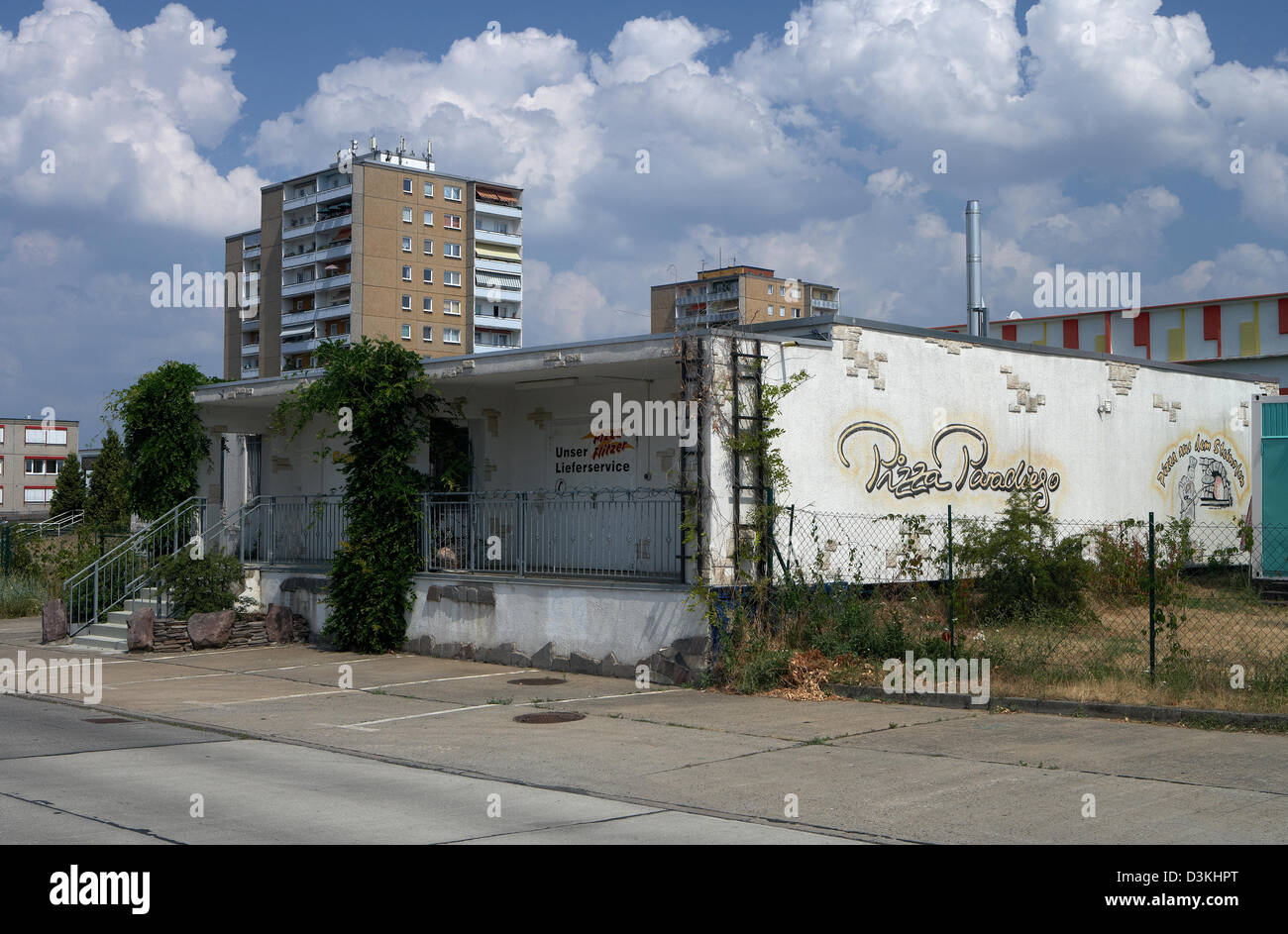 Eisenhuettenstadt, Germania, al vacante Gewerbegebaeude Eisenbahnstrasse Foto Stock