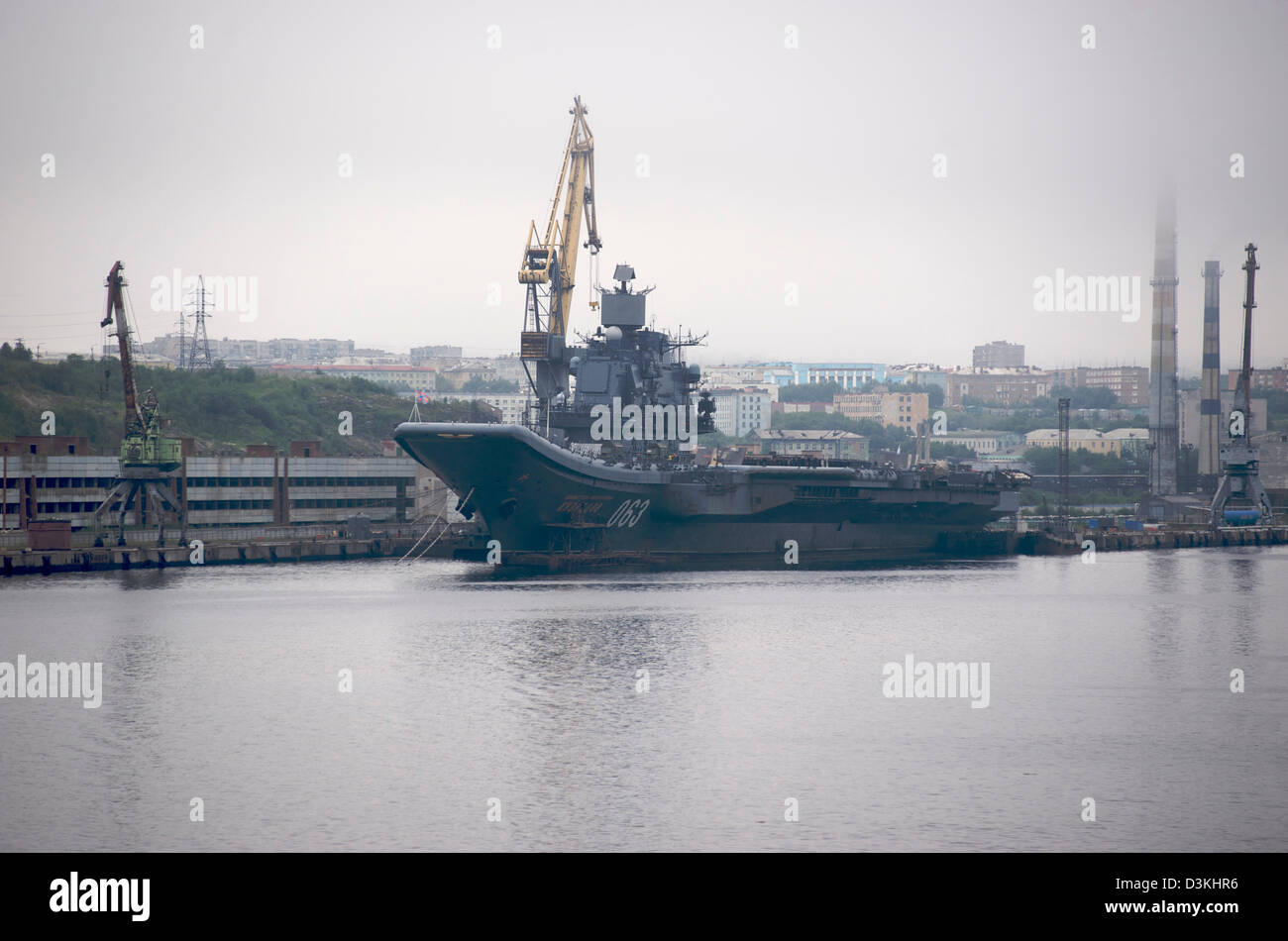 Il russo portaerei ammiraglio Kuznetsov visto a Murmansk, Russia Foto Stock