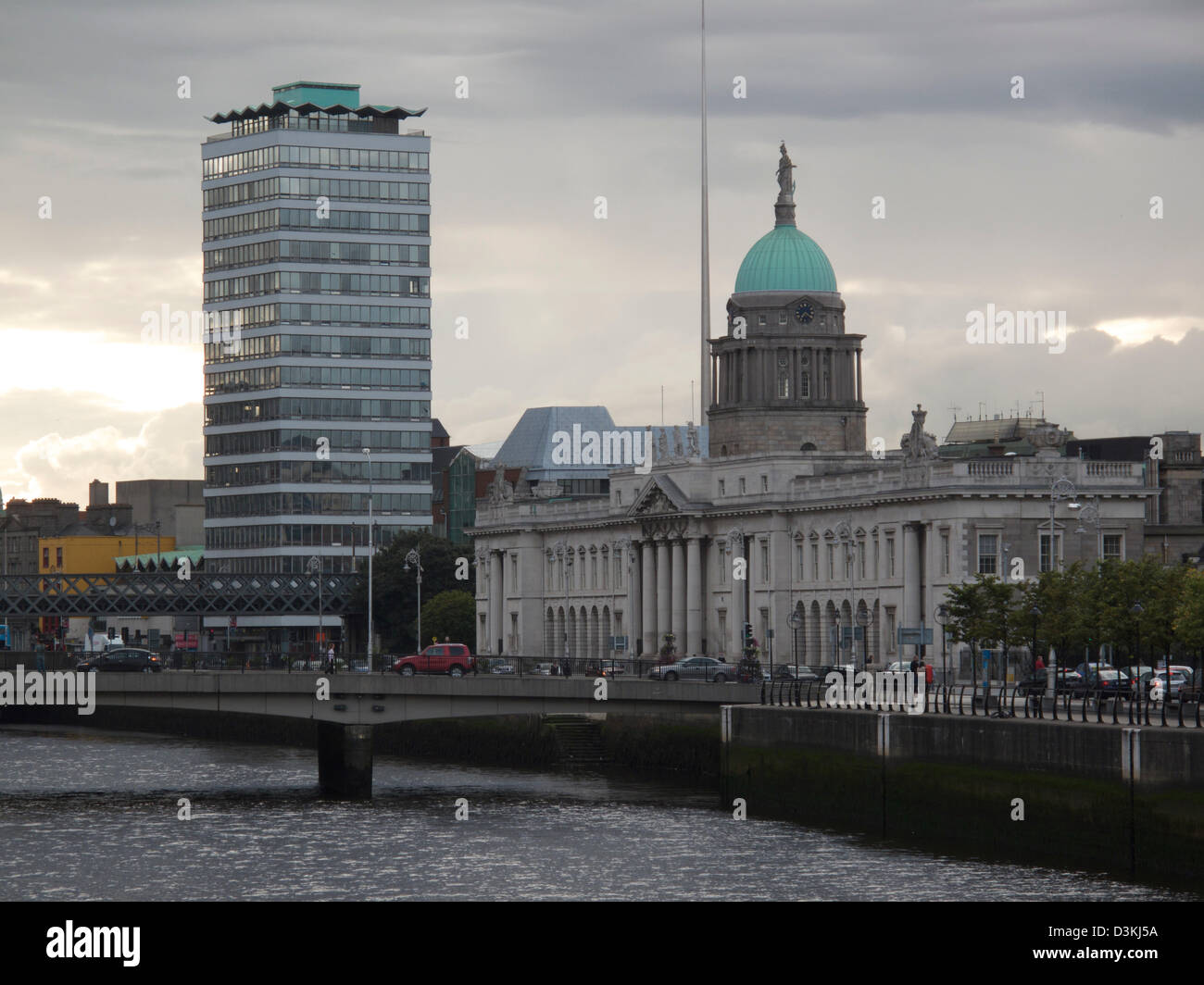 Fronte mare lungo il fiume Liffey a Dublino Foto Stock