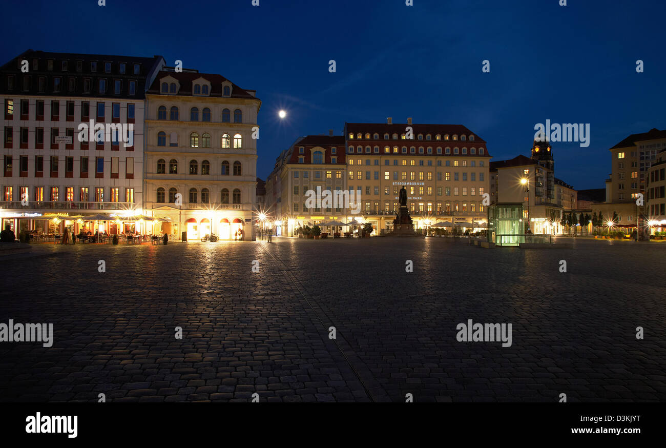 Dresden, Germania, Nuova ed edifici storici a Neumarkt nella luce della sera Foto Stock