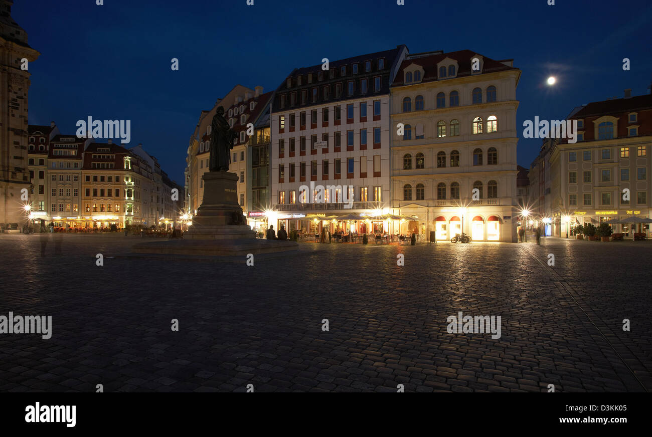 Dresden, Germania, Nuova ed edifici storici a Neumarkt nella luce della sera Foto Stock