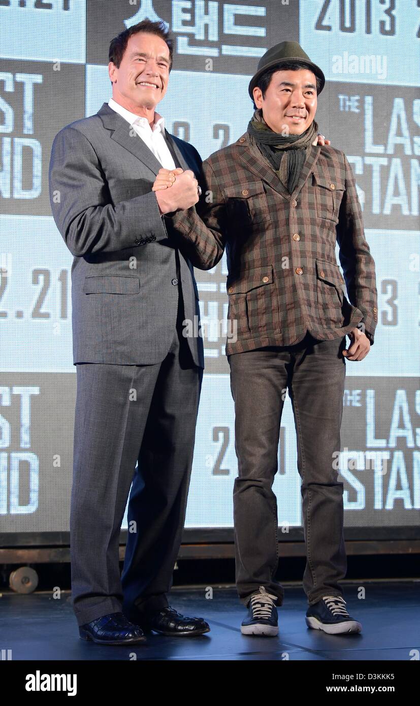 Seoul, Corea del Sud. Xx Febbraio 2013. Attore Arnold Schwarzenegger (L) pone con il Sud regista coreano Kim Jee-woon prima di una conferenza stampa per promuovere il loro ultimo film ''l'ultima gabbia'' il 20 febbraio 2013 a Seul, in Corea del Sud. Immagine di credito: credito: Jana Bp/Jana premere/ZUMAPRESS.com/Alamy Live News Foto Stock