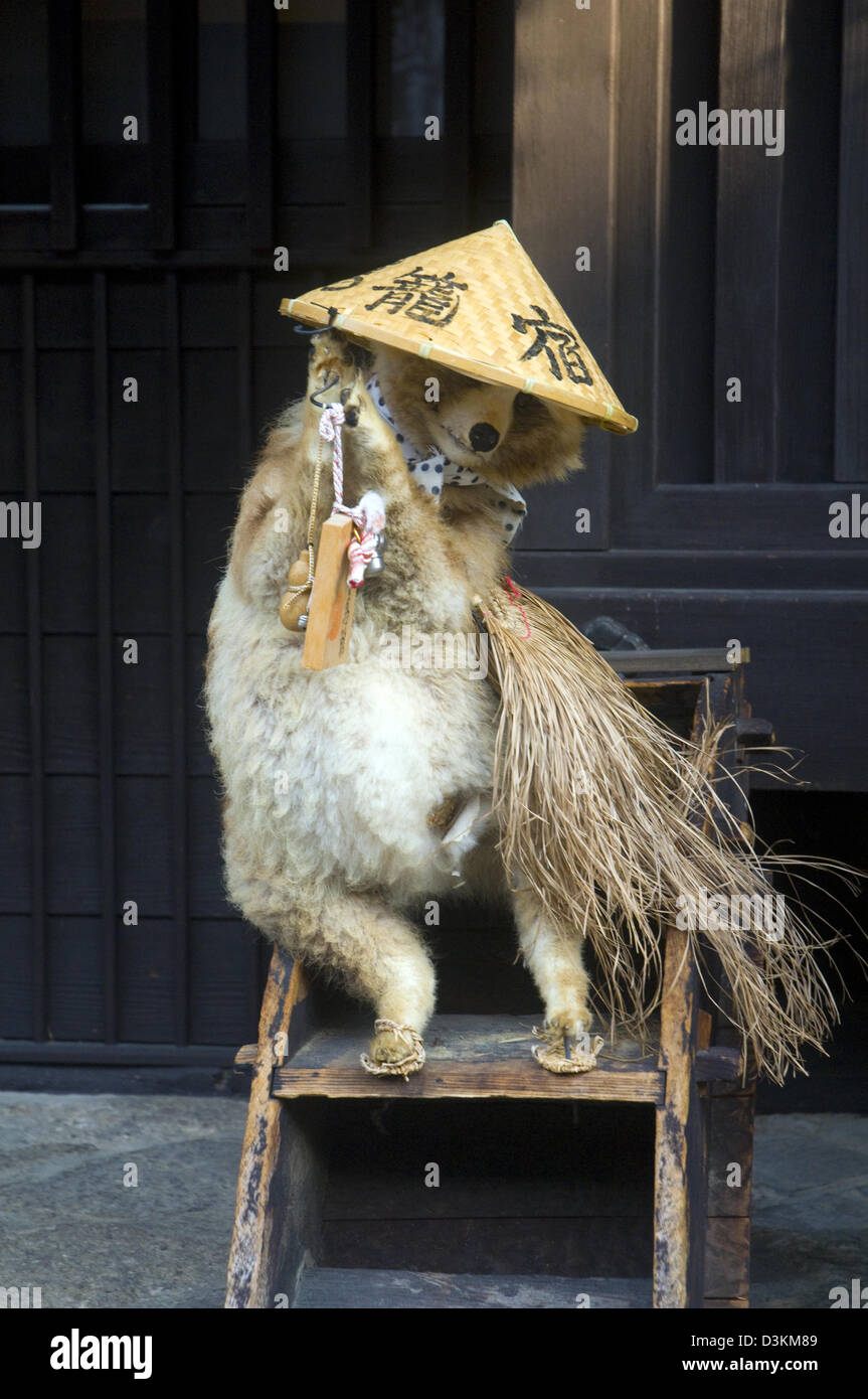 Una buona fortuna fox presso la porta a un giapponese inn Foto Stock