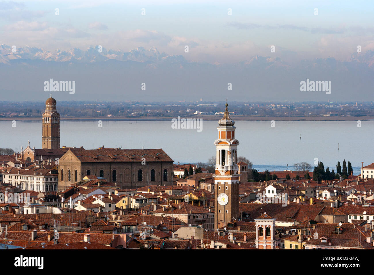 Vista su Venezia con sullo sfondo le Alpi europee Foto Stock