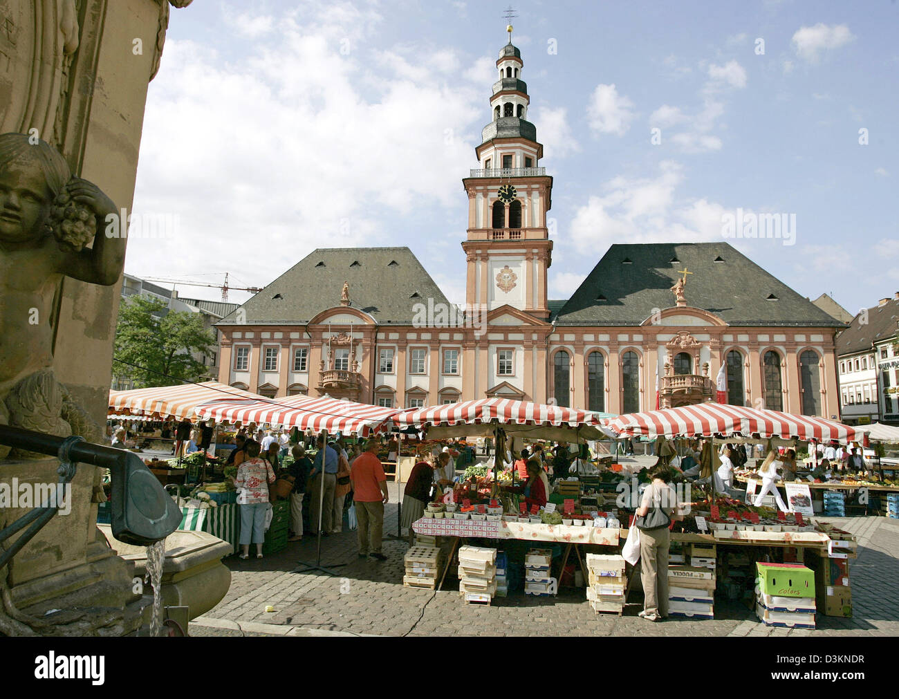 (Dpa) - l'immagine mostra la Piazza del Mercato nel centro di Mannheim, Germania, 21 luglio 2005. Foto: Ronald Wittek Foto Stock