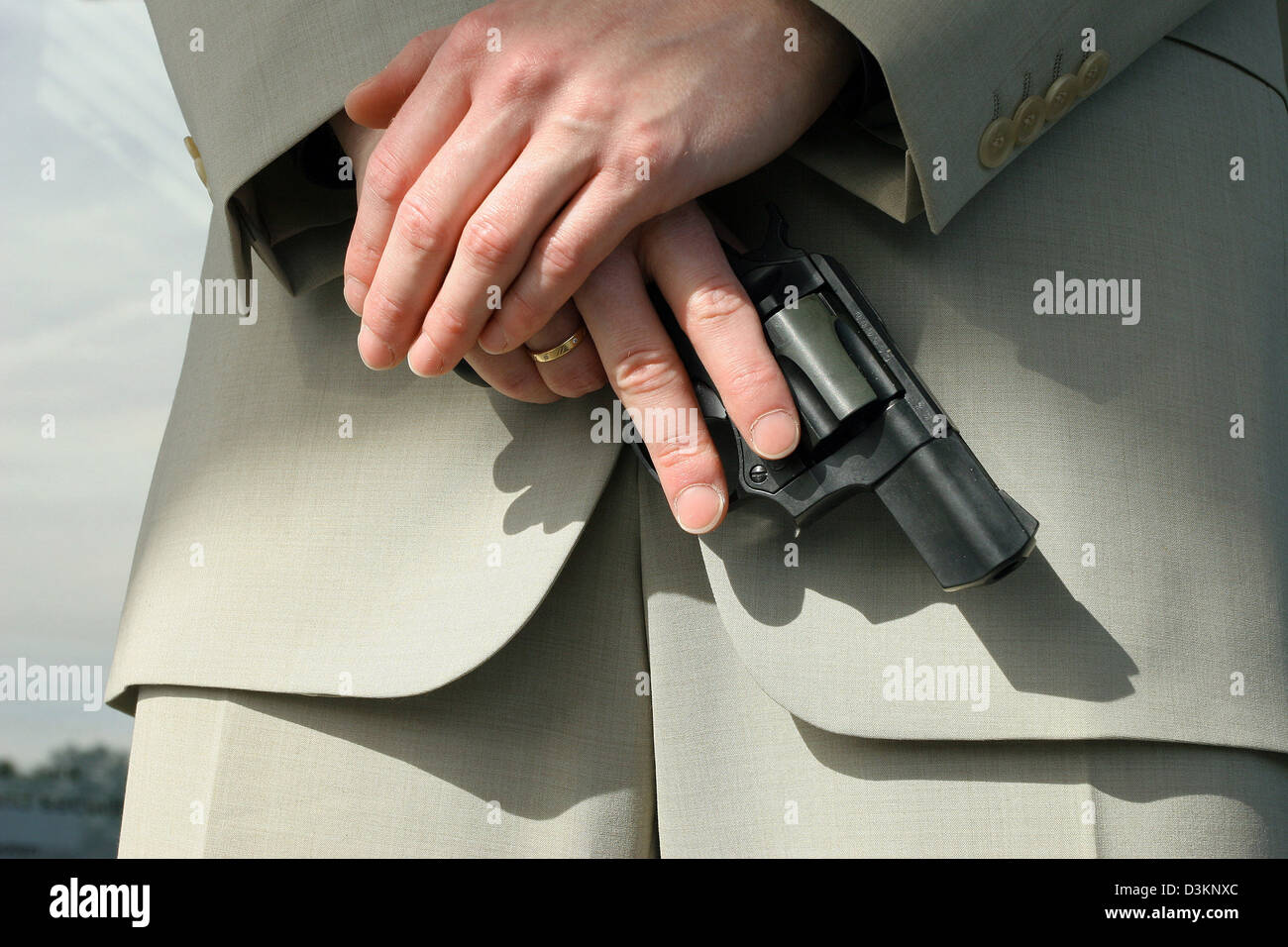(Dpa) - La scena immagine datata 26 maggio 2005 mostra un uomo con una pistola in mano. Foto: Heiko Wolfraum Foto Stock