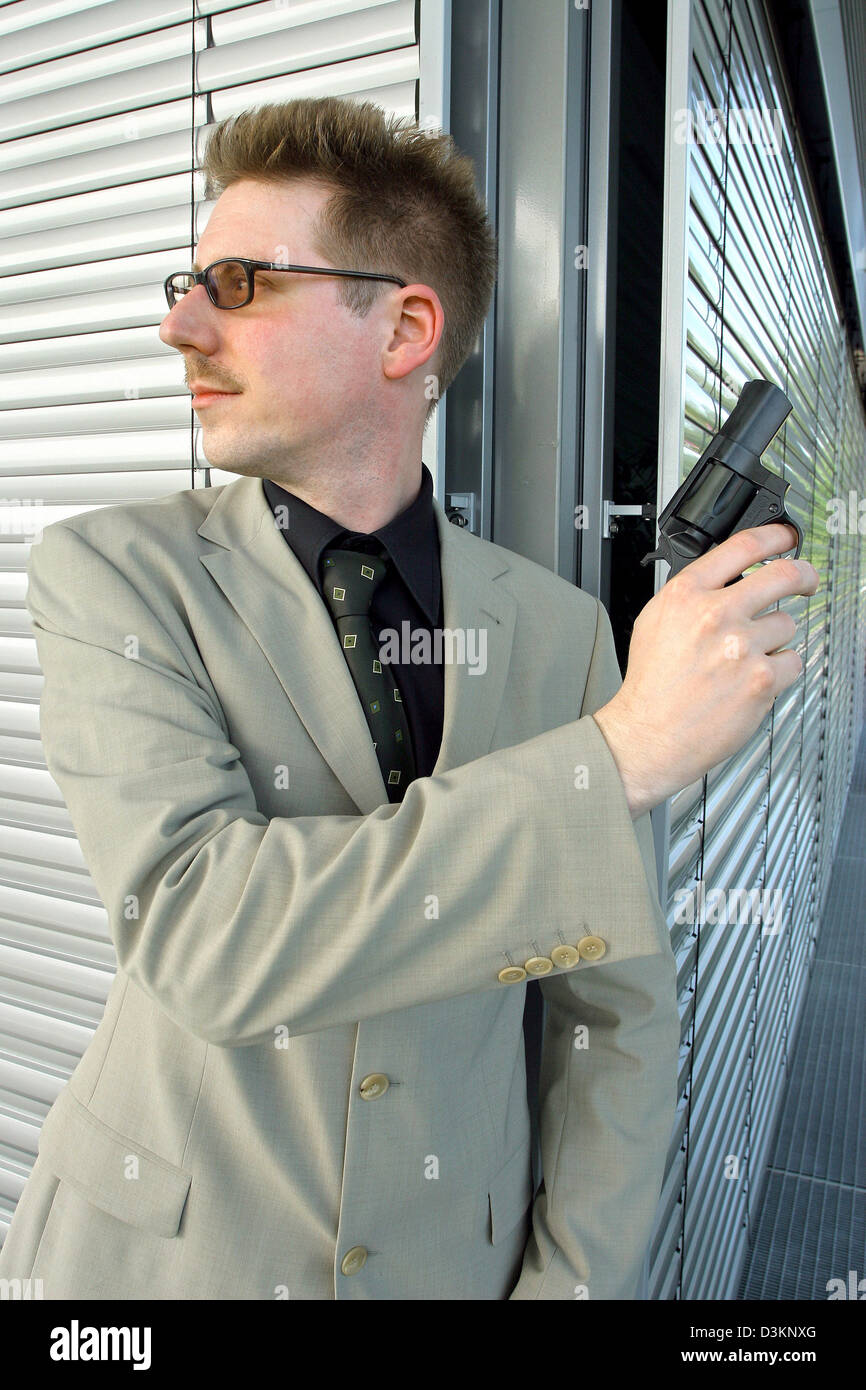 (Dpa) - La scena immagine datata 26 maggio 2005 mostra un uomo con una pistola in attesa in corrispondenza di un angolo a Francoforte sul Meno, Germania. Foto: Heiko Wolfraum Foto Stock