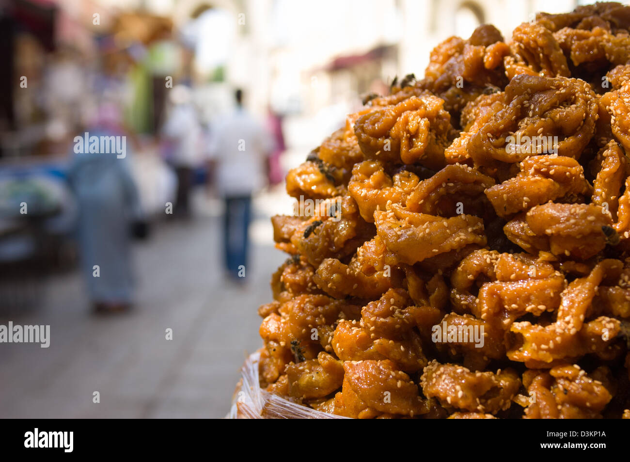 Vespe strisciando sul sticky paste dolci nella Medina di Fez, Marocco Foto Stock