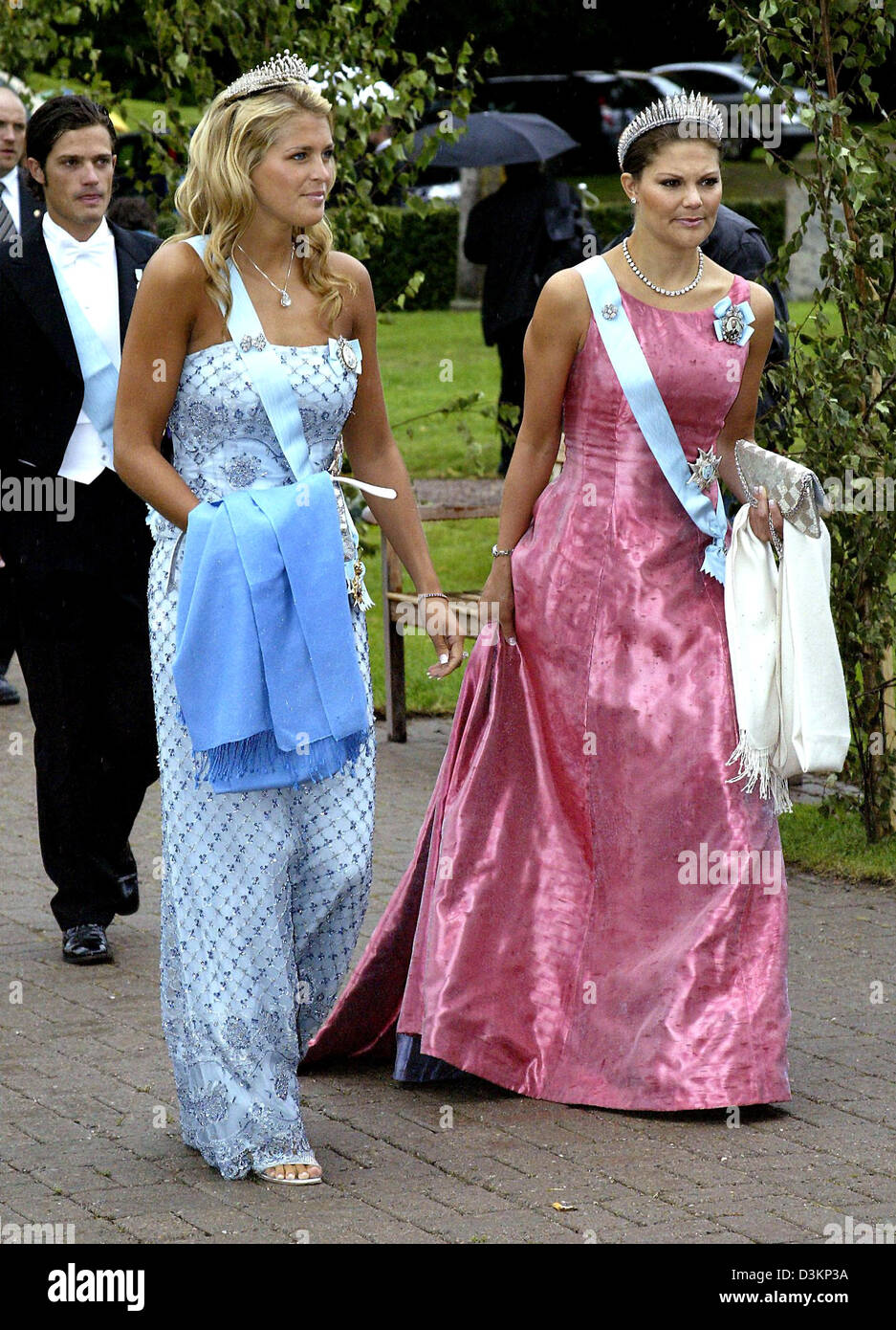 (Dpa) - La Principessa Victoria di Svezia (R) e la principessa Madeleine di Svezia sorriso alla cerimonia di nozze del principe Manuel della Baviera e della Principessa Anna zu Sayn-Wittgenstein-Berleburg in Stigtomta, Svezia, 6 agosto 2005. Entrambi sono seguiti dal principe Carl Philip di Svezia. Foto: Albert Nieboer (PAESI BASSI) Foto Stock