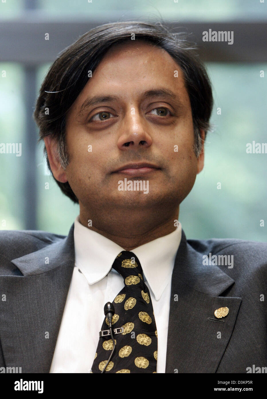 (Dpa) - l'immagine mostra il Sottosegretario Generale delle Nazioni Unite Shashi Tharoor durante un panel di discussione al 'Bucerius Summer School' ad Amburgo, Germania, 08 agosto 2005. Il 'Bucerius scuola estiva sulla governance globale" avviene al Bucerius Law School e dura per due settimane. Durante quel tempo, 59 giovani dirigenti da 24 nazioni e internazionali gli altoparlanti di tipo noto d Foto Stock