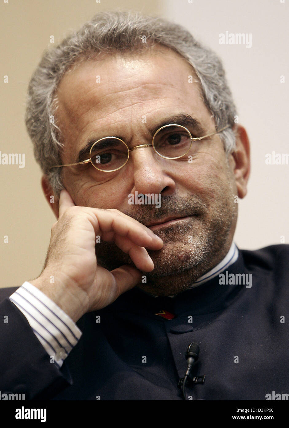 (Dpa) - l'immagine mostra il Ministro degli Esteri di Timor Est e premio Nobel per la Pace del 1996 Jose Ramos-Horta durante un panel di discussione al 'Bucerius Summer School' ad Amburgo, Germania, 08 agosto 2005. Il 'Bucerius scuola estiva sulla governance globale" avviene al Bucerius Law School e dura per due settimane. Durante quel tempo, 59 giovani dirigenti da 24 nazioni e inte Foto Stock