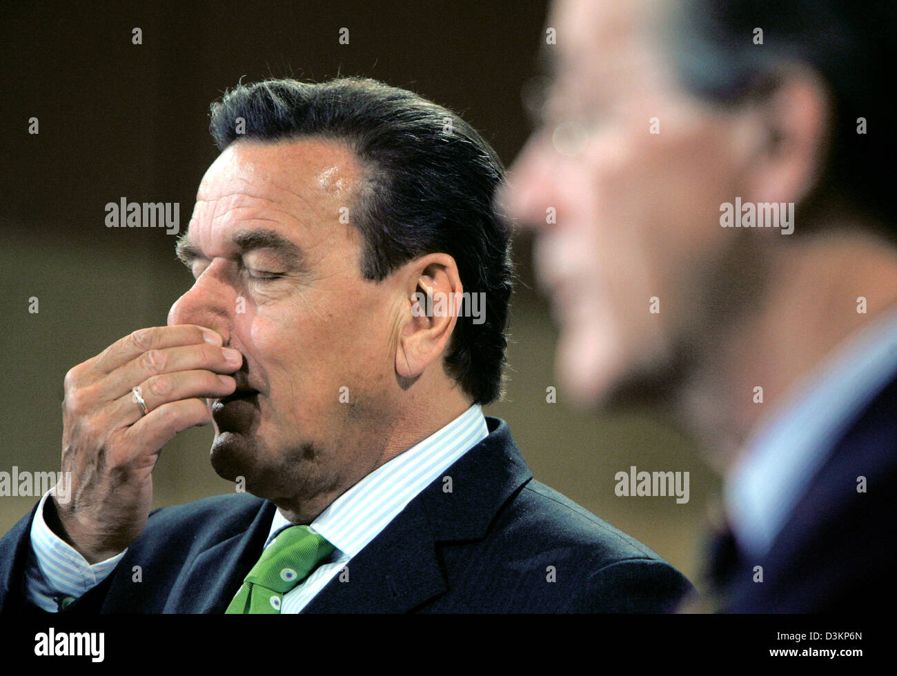 (Dpa) - Il cancelliere tedesco Gerhard Schroeder (L) graffi il suo naso durante una conferenza stampa presso il municipio di Kassel, Germania, venerdì 5 agosto 2005. Diritto di lui è il presidente del Socualdemocrats (SPD) Franz Muentefering. La presidenza del DOCUP si sono incontrati a Kassel per risolvere gli ultimi dettagli per il Federal campagna elettorale. Dopo la riunione di più di 300 delegati di tutti i c Foto Stock