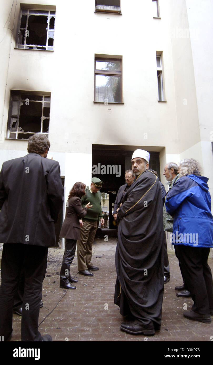 (Dpa) - Iman Abdullah Hajjir (C) sorge nel cortile della casa dove un pesante incendio infuriò nella notte a Berlino, Germania, martedì 9 agosto 2005. otto persone sono morte nel fuoco secondo la polizia le figure. Foto. Bernd Settnik Foto Stock