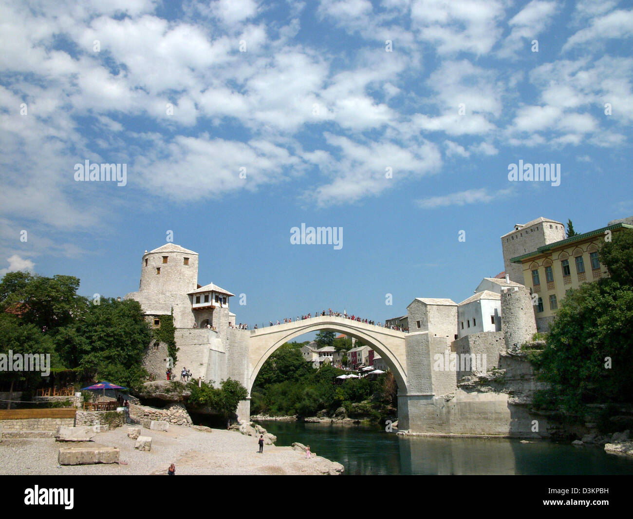 (Dpa) - l'immagine mostra lo Stari Most ponte sul fiume Neretva nella città di Mostar, Bosnia e Erzegovina, 4 settembre 2004. Il ponte fu distrutto nel 1993 durante la guerra tra la Croazia e la Bosnia ed Erzegovina. Il ponte fu ricostruito con l aiuto internazionale di donazione di denaro. Gazzetta re-cerimonia di apertura ha avuto luogo nel luglio 2004. Dal luglio 2005 il br Foto Stock