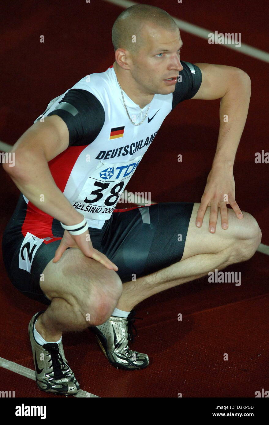 (Dpa) - Tedesco Tobias UNGER è raffigurato dopo la finale di 200m al decimo IAAF atletica ai Campionati Mondiali di Helsinki, Finlandia, giovedì, 11 agosto 2005. Il noi atleta americano Justin Gatlin ha vinto davanti ai suoi compatrioti Wallace Spearmon, John Capel e Tyson Gay. Foto: ARNE DEDERT Foto Stock