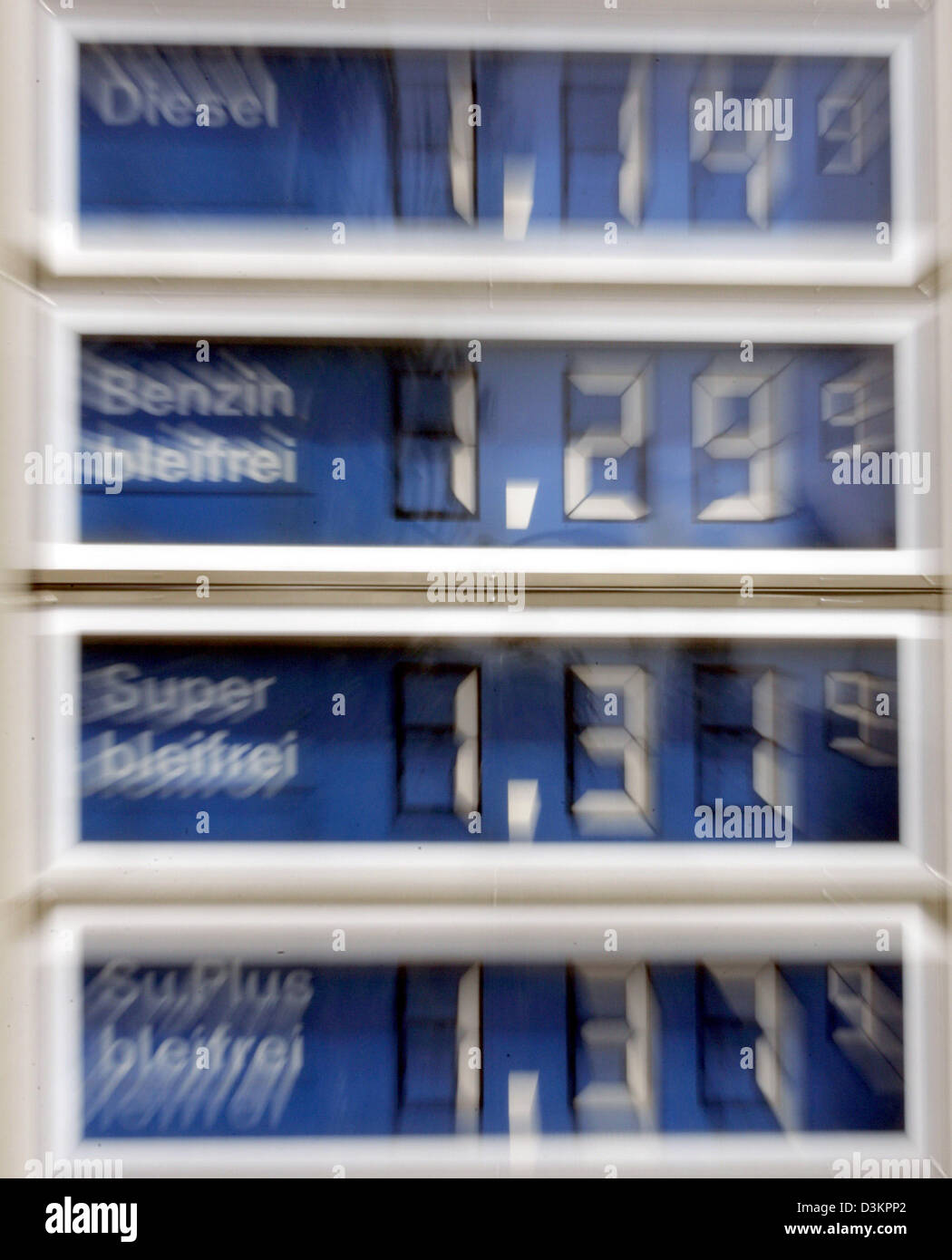 (Dpa) - Un'immagine mostra un elenco dei prezzi della benzina in corrispondenza di una stazione di benzina a Monaco di Baviera, Germania, Venerdì, 12 agosto 2005. I prezzi della benzina sono aumentati a un nuovo record a pertol stazioni in tutta la Germania. Gli automobilisti che ora devono pagare una media di 1,31 euro per litro Super Premium e la benzina senza piombo, che supera il valore di riferimento per il media prezzo benzina di 1,30 euro. Benzina Diesel ha Foto Stock