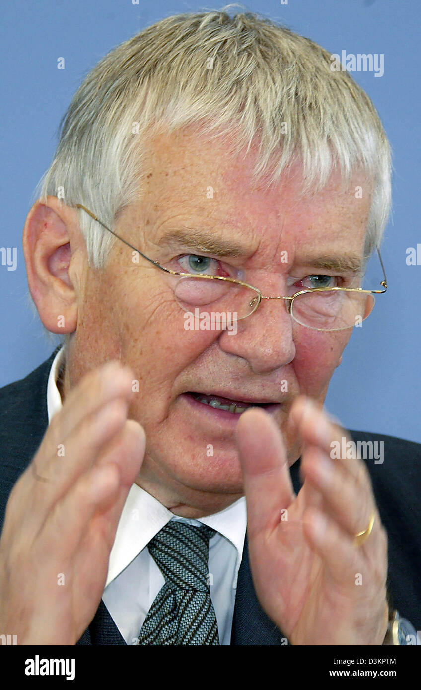 (Dpa) - Ministro federale degli interni Schily gesti con le mani durante il federale una conferenza stampa a Berlino, Germania, 15 agosto 2005. Schily ha annunciato durante la conferenza stampa il governo della nuova strategia per la protezione civile. Foto: Wolfgang Kumm Foto Stock