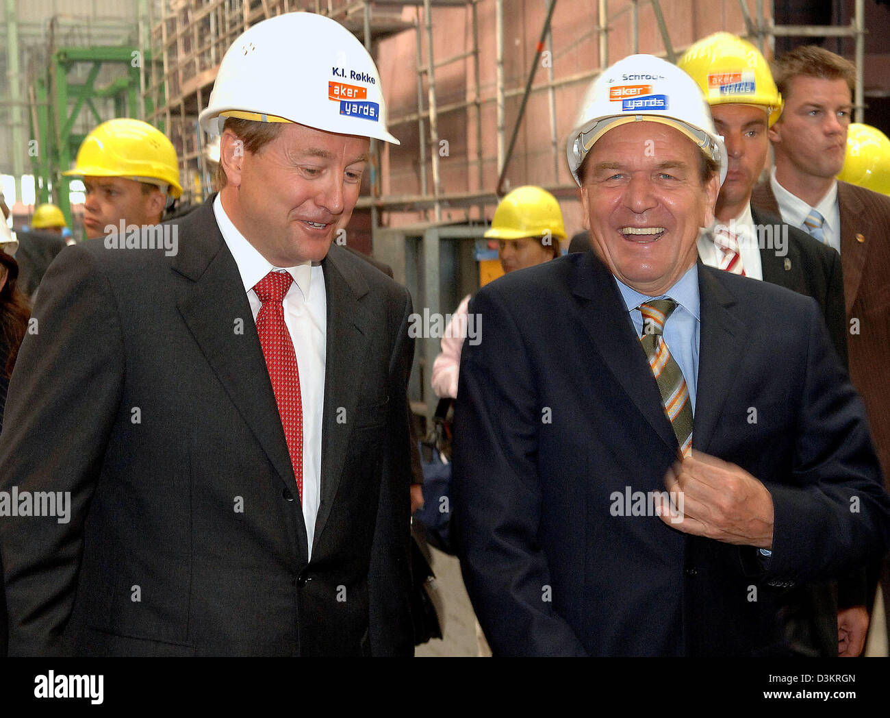 La foto mostra Cancelliere federale tedesco Gerhard Schroeder (R) e norvegese proprietario principale di Aker Yards ASA Kjell Inge Rokke (L) alla costruzione hall di Aker Ostsee cantiere di Weimar, Germania, 22 agosto 2005. Prima, Schroeder ha tenuto un discorso per i membri del personale e leggere su industria cantieristica nel paese di Mecklenburg-Vorpommern. Vengono beffardamente 2.200 dipendenti complessivamente w Foto Stock