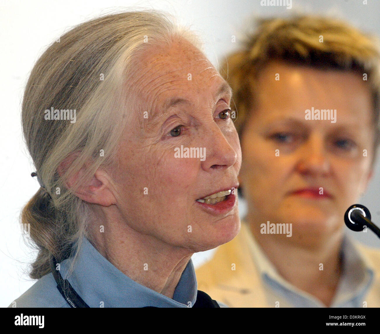 (Dpa) - l'immagine mostra British primatologa Jane Goodall (L) e il ministro federale tedesco della tutela dei consumatori, l'alimentazione e l'agricoltura Renate Kuenast rispondendo alle domande dei giornalisti a Berlino, Germania, Lunedì 22 Agosto 2005. Il ricercatore di scimpanzé hanno partecipato al quinto Congresso mondiale sulle alternative e l'impiego degli animali nelle scienze della vita che si svolgerà a Berlino dal 21 al 25 agosto Foto Stock