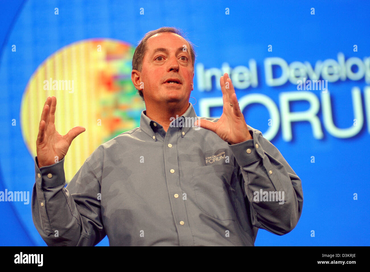 (Dpa) - CEO di Intel Paul Otellini gesti durante il suo discorso alla Intel Forum per gli sviluppatori (IDF) Autunno 2005 a San Francisco, Stati Uniti d'America, 23 agosto 2005. Intel ha annunciato la sua nuova architettura del processore all'IDF. Foto: Jochen Siegle Foto Stock