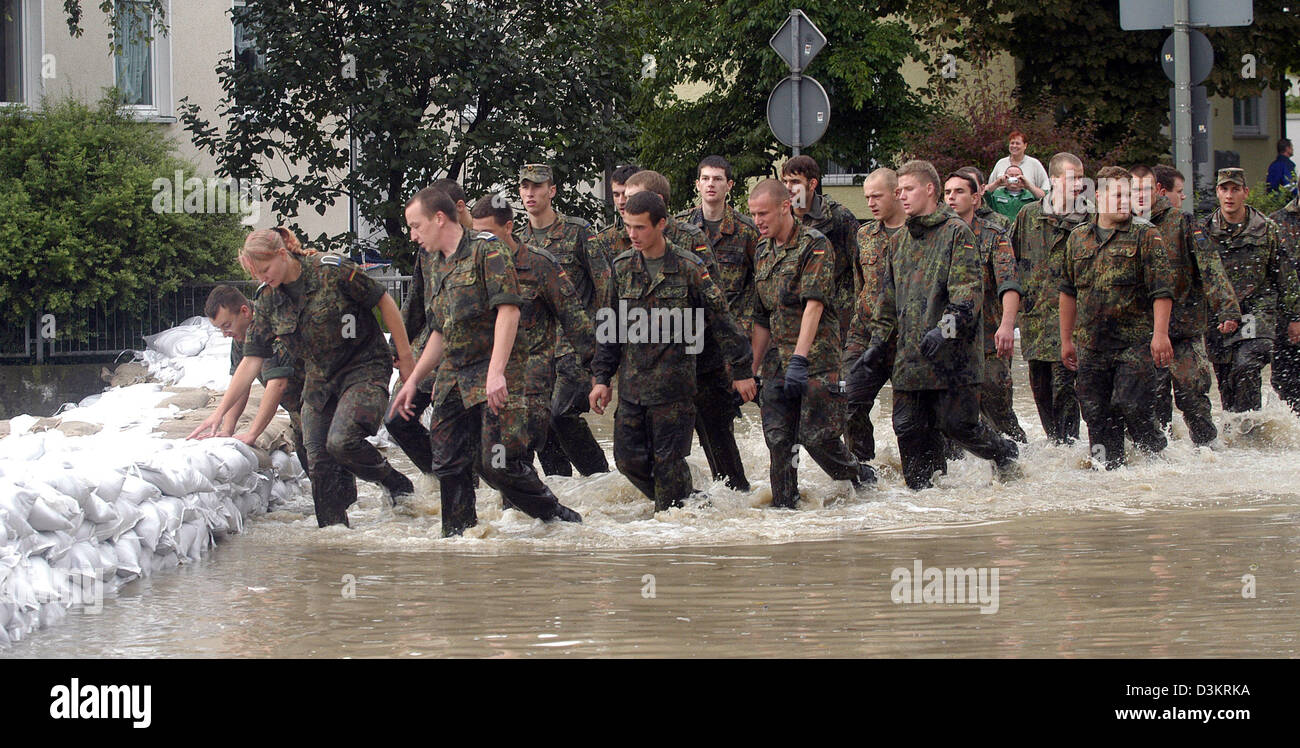 (Dpa) - i soldati delle forze armate federali a piedi attraverso acque profonde in una strada a Neu-Ulm, Germania, mercoledì 24 agosto 2005. L'allagato acque del fiume Iller ha raggiunto la regione di Ulm e Neu-Ulm e costretto il fiume Donau a salire troppo. Foto: Stefan Puchner Foto Stock