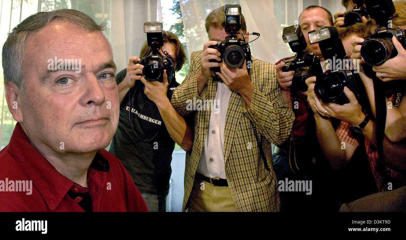 Ludwig-Holger Pfahls (R), la difesa ex Segretario di Stato, lascia una conferenza stampa a Augsburg, Germania, giovedì, 01 settembre 2005. 62-enne Pfahls è stato rilasciato dal carcere presso il carcere di Augusta in precedenza questa mattina. L'ex uomo politico CSU servita mezza del suo 27 mese frase dopo essere stato in prova per la corruzione e la frode fiscale. Secondo le sue stesse parole, egli è ora p Foto Stock